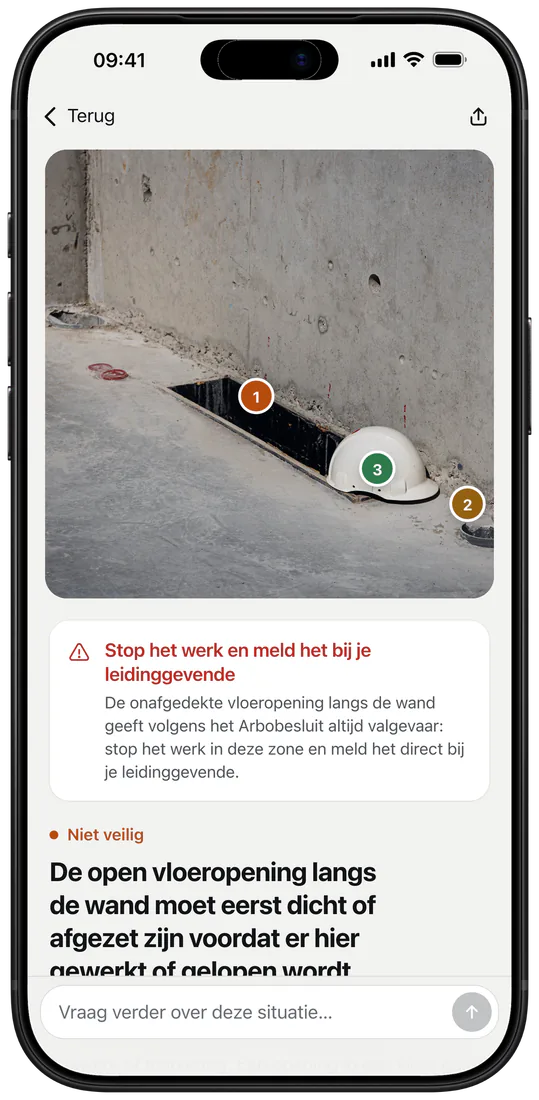 Een advies in de app: de foto van een open sparing in een betonvloer langs een wand, met een helm aan de rand en drie genummerde markeringen. Daaronder ‘Stop het werk en meld het bij je leidinggevende’ en het oordeel ‘Niet veilig’.