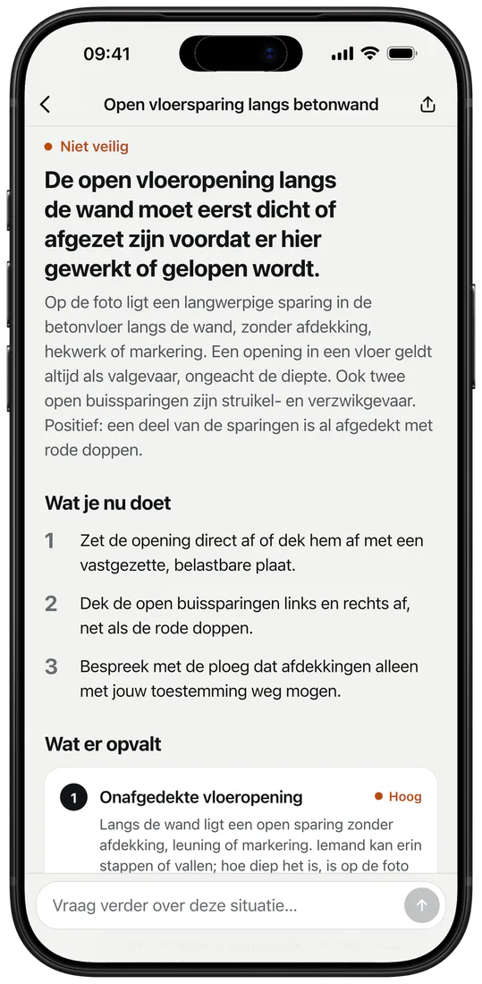 Het oordeel in de app: ‘Niet veilig’, met ‘De open vloeropening langs de wand moet eerst dicht of afgezet zijn voordat er hier gewerkt of gelopen wordt’, een korte uitleg en drie stappen onder ‘Wat je nu doet’.