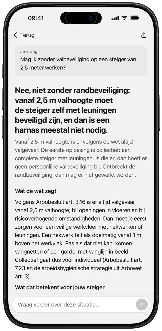 Een vraag in de app: ‘Mag ik zonder valbeveiliging op een steiger van 2,5 meter werken?’, met het antwoord ‘Nee, niet zonder randbeveiliging’ en daaronder wat de wet zegt.